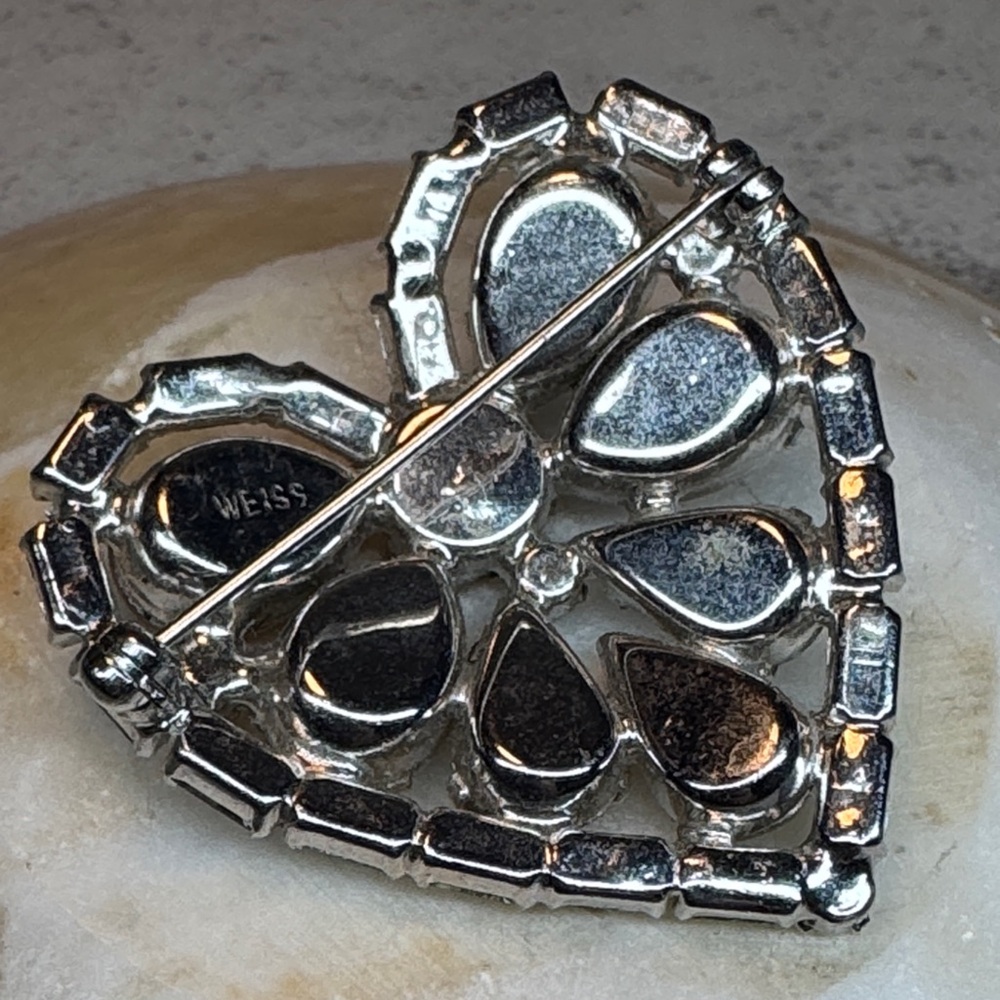Albert Weiss vintage rhinestone-encrusted heart-shaped brooch. - Picture 11 of 12
